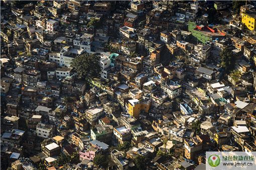 巴西單日新增近萬例