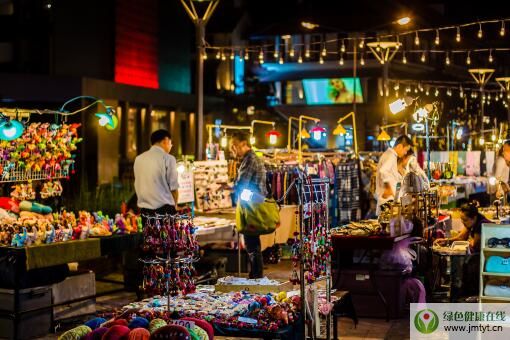 27地設攤販規范點發展地攤經濟